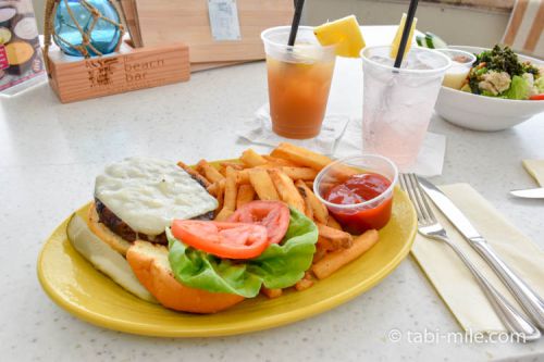 モアナサーフライダー「ザ・ビーチ・バー」でワイキキビーチを眺めならのハンバーガーランチ！-ハワイ旅行記ブログ