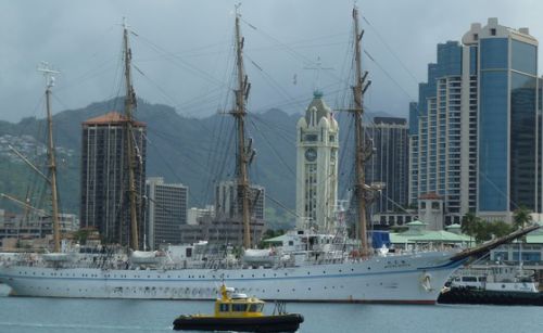 海王丸がホノルル出港