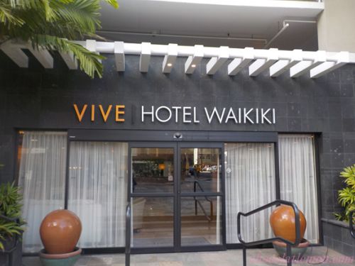 安くて立地の良いハワイのホテル…英語オンリーViveHotel Waikiki（バイブホテル） !～パンやフルーツがたっぷりの無料朝食付き