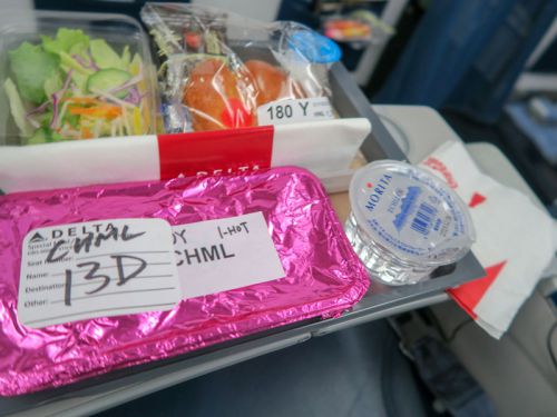 ハワイ行きの飛行機で機内食が出てきた時間帯の例