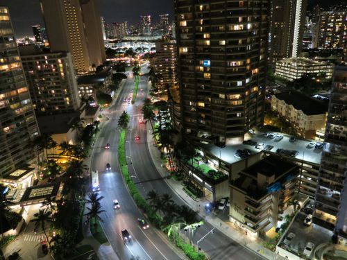 グランド・ワイキキアンのアラモアナ通り向きの部屋で夜、騒音を感じたか？