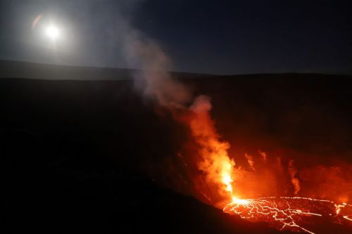 キラウエア火山、月と溶岩湖