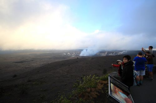 キラウエア火山のハレマウマウ火口の溶岩湖が徐々に大きくなっているらしいですね。　ペレ様が地味に怒っているんかなー？