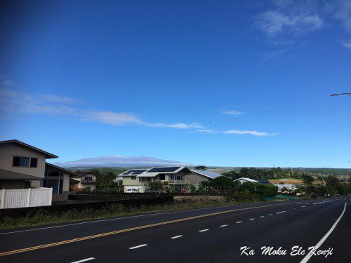 ハワイ島フォト日記　僕の散歩コースのご案内　家並みの向こうにはマウナケアの残雪が！