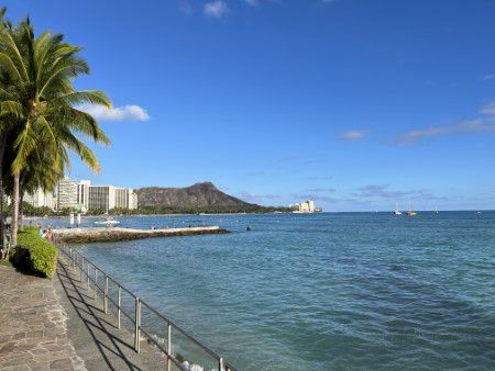 シェラトン前の海とロイヤルハワイアンセンターのフラショー